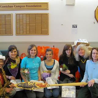 ANTH 316 students with Somenos House staff Students are Olivia, Erin, Liz and Kirsten with Professor Helene Demers second from right; October 29, 2010.